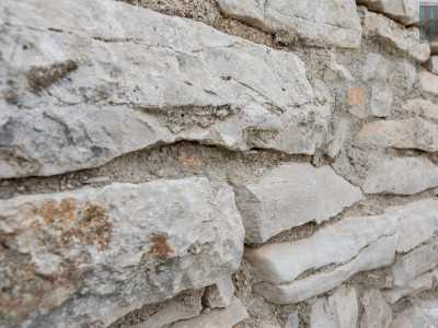 Ma tutto l�edificio � una sorta di monumento all�ambiente bucolico e murgiano in particolare. L�intero castelletto � stato infatti realizzato posando una sull�altra le pietre della Murgia